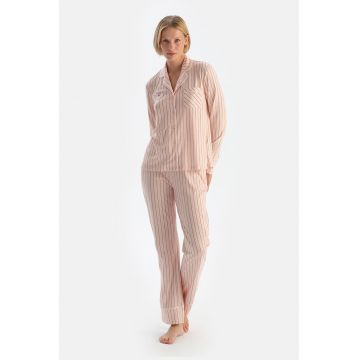 Pijama din amestec de modal cu model in dungi si revere decupate