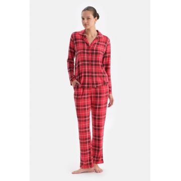 Pijama cu pantaloni lungi - model in carouri si buzunare laterale