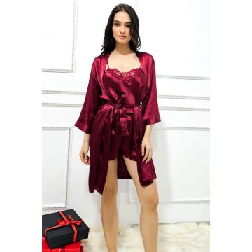 Set satinat din trei piese, Alisia, halat, pantalon scurt si top cu insertii din dantela, Grena, Marime S/M