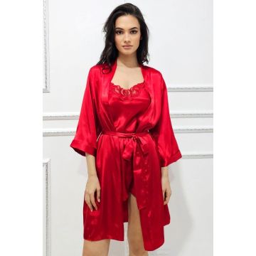 Set satinat din trei piese, Alisia, halat, pantalon scurt si top cu insertii din dantela, Rosu, Marime S/M