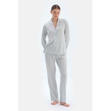 Pijama cu model in dungi si nasturi