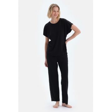 Pijama cu tricou cu maneci scurte si decolteu la baza gatului
