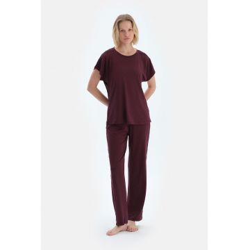 Pijama cu tricou cu maneci scurte si decolteu la baza gatului
