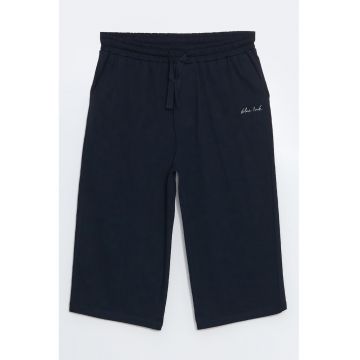 Pantaloni capri de pijama cu snur in talie