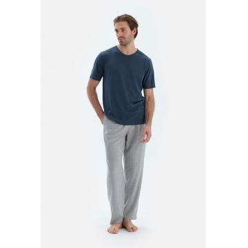 Pantaloni de pijama cu snur de ajustare si model in carouri