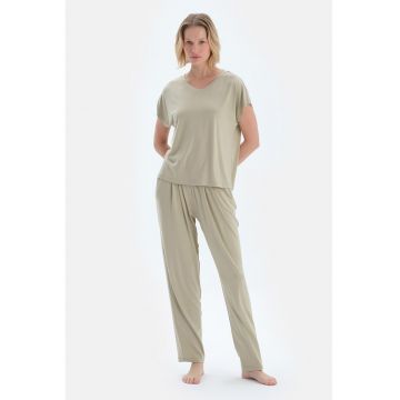 Pijama cu model uni si decolteu in V