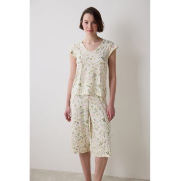 Pijama cu decolteu in V si model floral