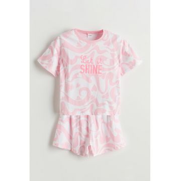 Pijama cu imprimeu grafic si pantaloni scurti
