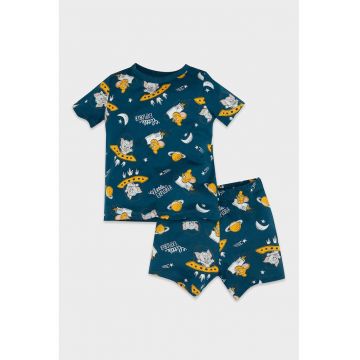 Pijama cu imprimeu grafic si pantaloni scurti