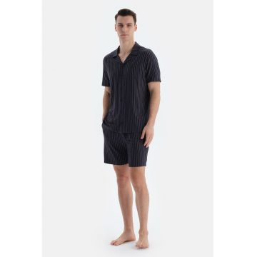 Pijama cu pantaloni scurti si model cu dungi