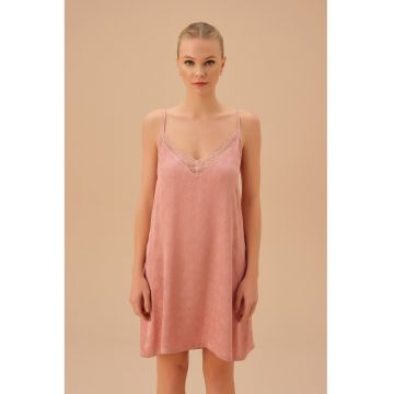 Camasa de noapte cu garnitura de dantela