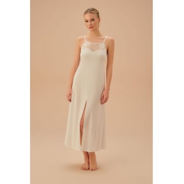 Camasa de noapte cu garnituri de dantela