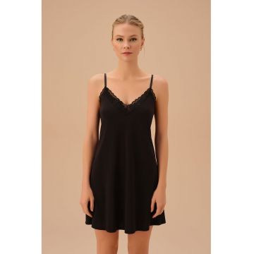 Camasa de noapte cu garnituri de dantela