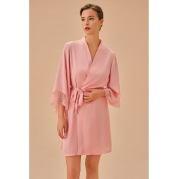 Halat satinat cu garnituri de dantela