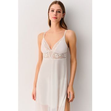 Neglijeu cu decolteu in V si insertii de dantela cu model floral