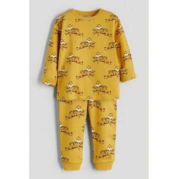 Pijama cu decolteu la baza gatului si imprimeu grafic - Galben sofran