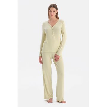 Pijama cu maneci lungi si decolteu in V