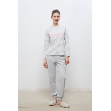 Pijama cu pantaloni lungi - aplicatie text pufoasa si dungi