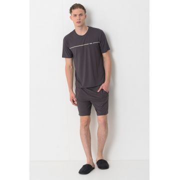 Pijama cu pantaloni scurti si logo pe piept