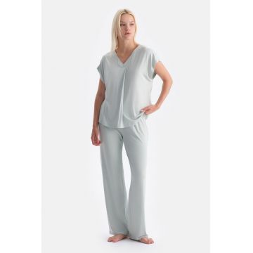 Pijama lejera cu decolteu in V