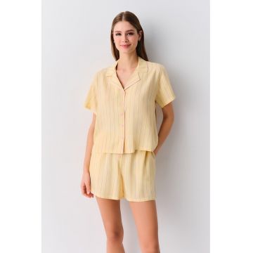 Pijama scurta cu model cu dungi discrete