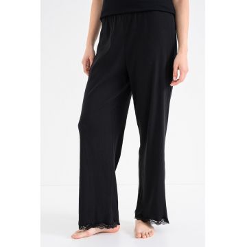 Pantaloni de pijama cu croiala ampla si garnitura din dantela