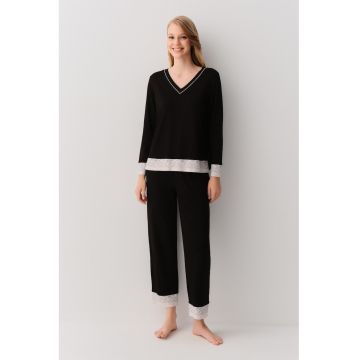 Pijama cu decolteu in V si garnitura de dantela
