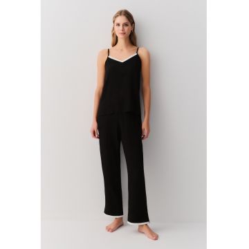 Pijama cu decolteu in V si model uni