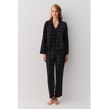 Pijama lunga cu model in carouri si revere decupate