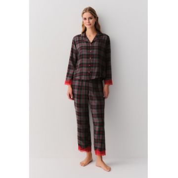 Pijama regular fit cu model in carouri si nasturi