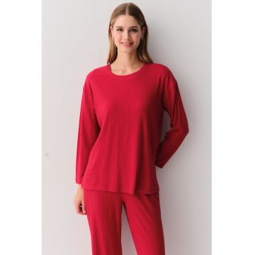 Pijama cu croiala lejera si aspect striat