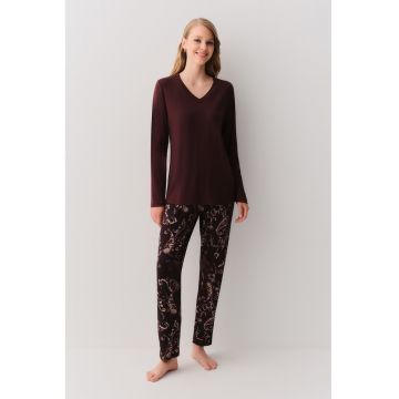 Pijama cu decolteu in V si imprimeu grafic