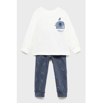 Pijama cu imprimeu grafic si decolteu la baza gatului