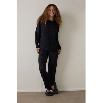 Pijama cu pantaloni lungi si decolteu la baza gatului