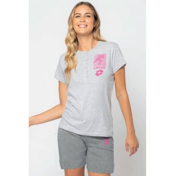 Pijama scurta cu imprimeu logo si fenta cu nasturi