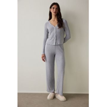 Pijama slim-fit cu decolteu in V