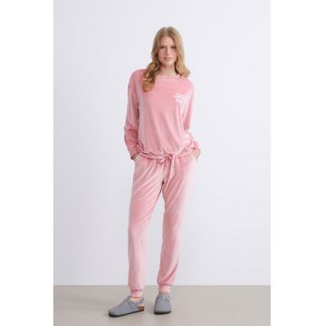 Pijama de catifea cu pantaloni lungi si text - Roz