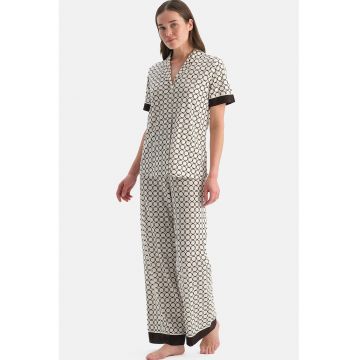 Pijama din amestec de modal cu pantaloni lungi si model geometric - Alb/Maro inchis